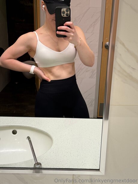 Photo nue de fuite OnlyFans de Kinkyengrnextdoor