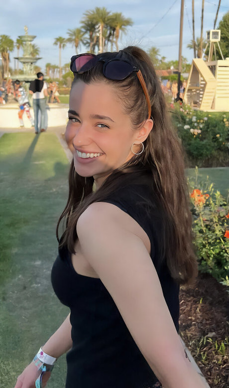 Holly Earl