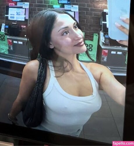 Photo nue de fuite OnlyFans de Leah Kateb