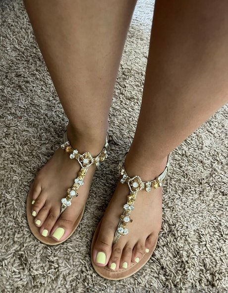 Photo nue de fuite OnlyFans de Feetdesiress