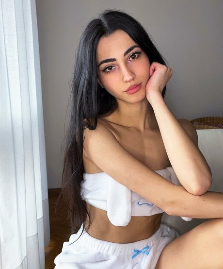 Photo nue de fuite OnlyFans de Lucrelisa