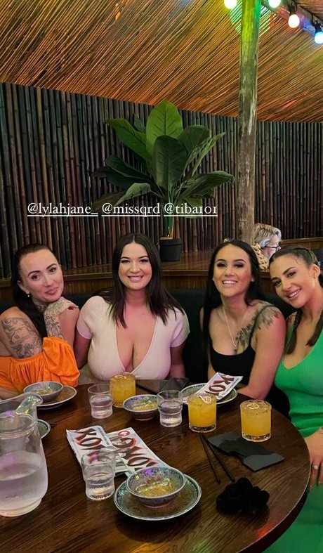 Buxom_babenz