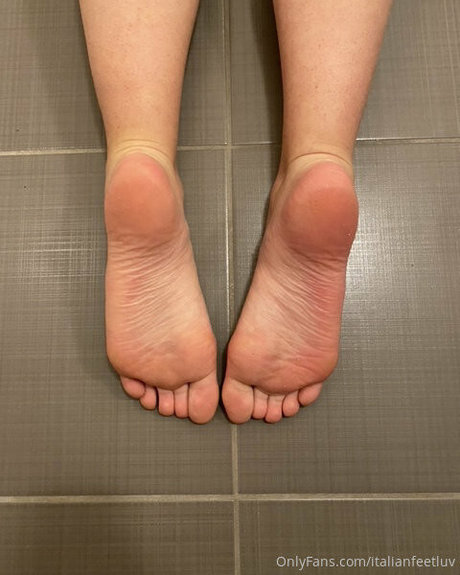 Photo nue de fuite OnlyFans de Italianfeetluv