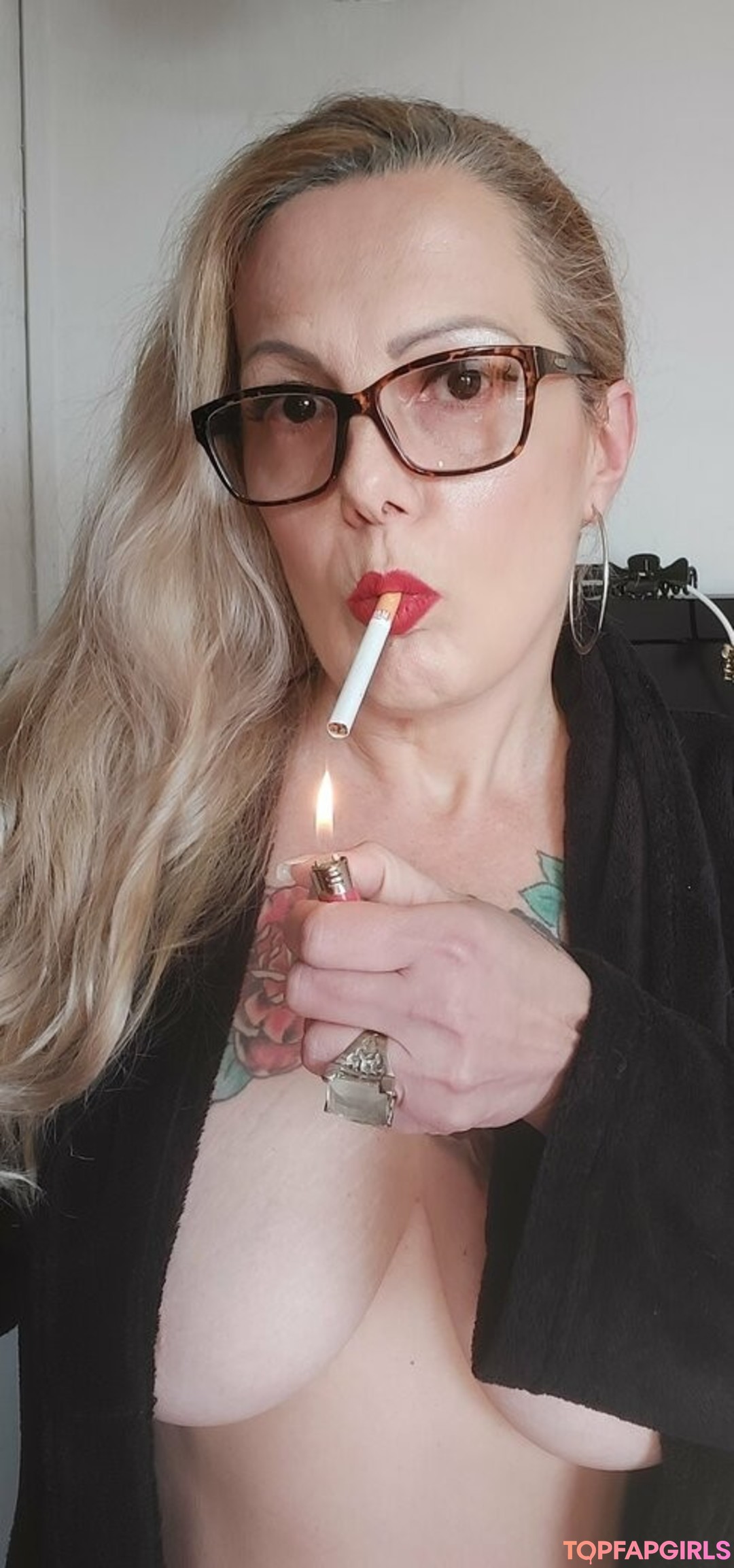 Photo nue de fuite OnlyFans de Ladysmokerqueen #50 Photo nue de fuite OnlyFans de Ladysmokerqueen #50