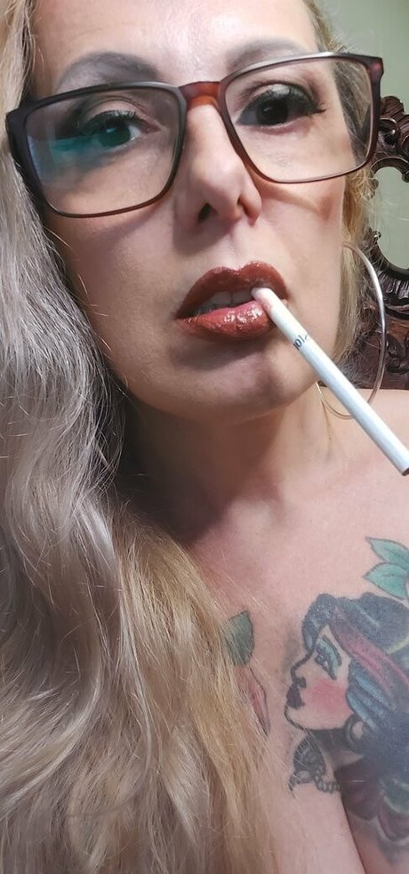 Lady.smoker.queen