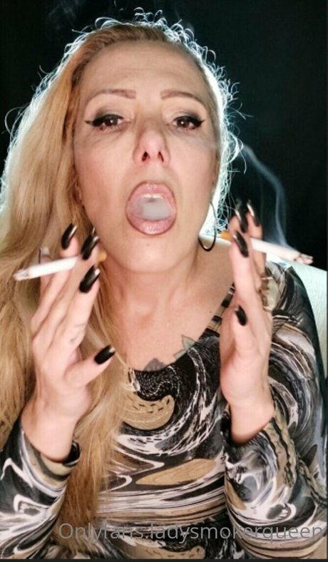 Photo nue de fuite OnlyFans de Ladysmokerqueen