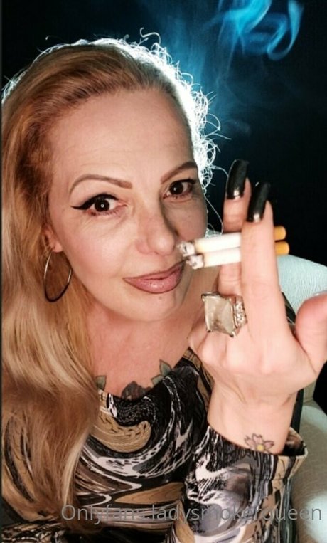 Lady.smoker.queen