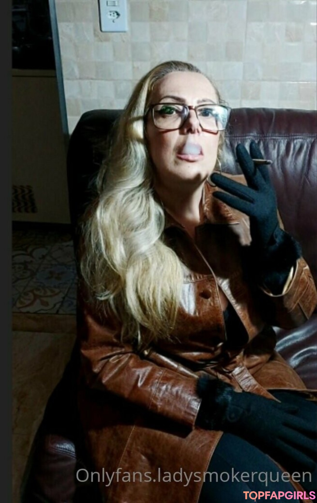 Photo nue de fuite OnlyFans de Ladysmokerqueen #73 Photo nue de fuite OnlyFans de Ladysmokerqueen #73