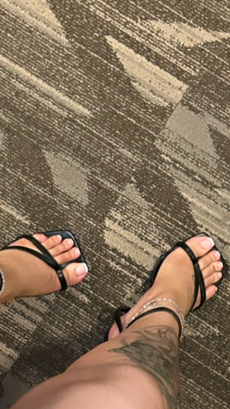 Photo nue de fuite OnlyFans de Lets Feet Around 
