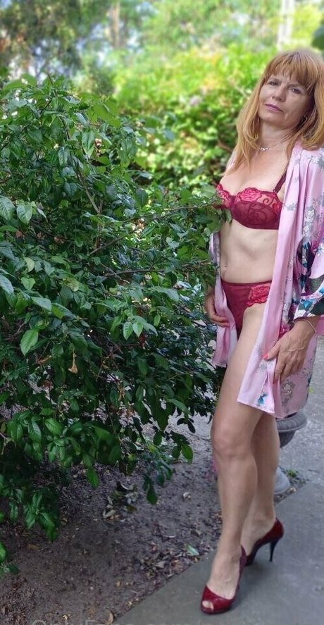 Naked_nora