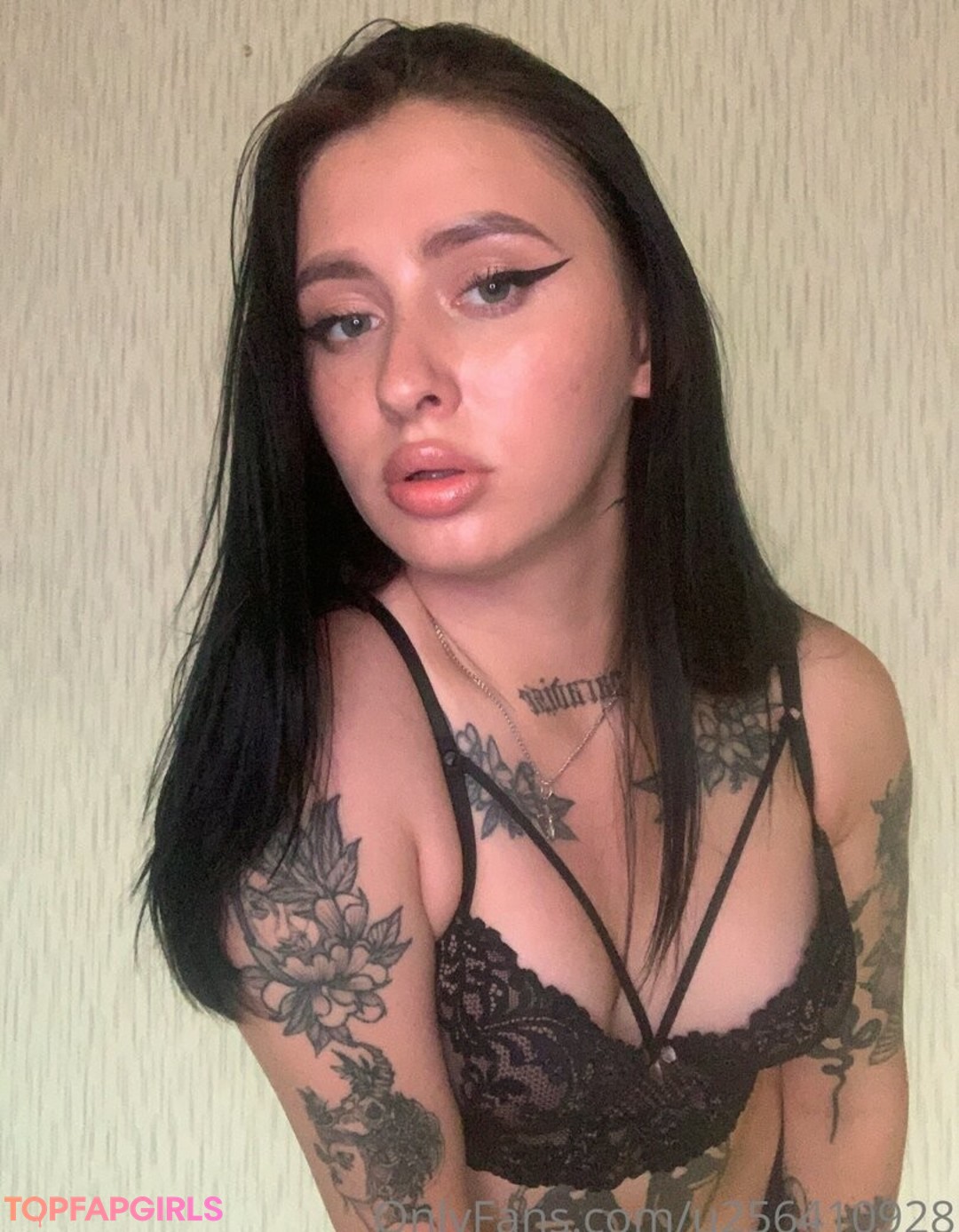 Photo nue de fuite OnlyFans de Alinajuicyb1tch #1 Photo nue de fuite OnlyFans de Alinajuicyb1tch #1