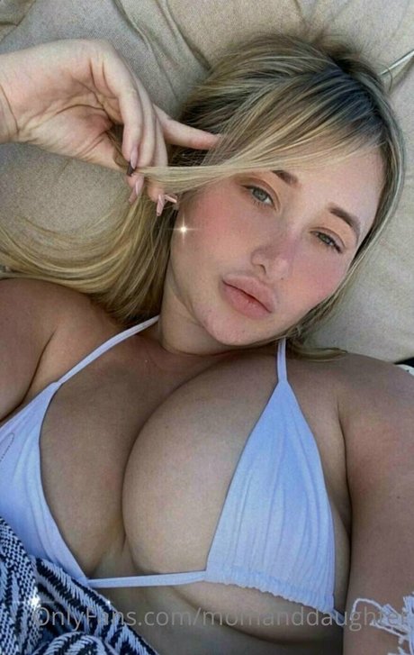 Photo nue de fuite OnlyFans de Hannahandsuzie
