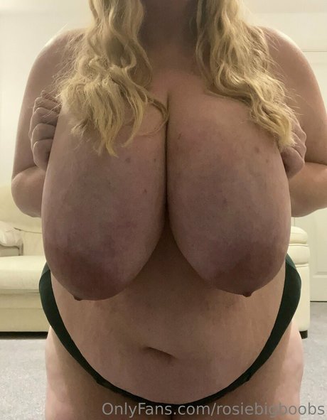 Photo nue de fuite OnlyFans de Rosiebigboobs