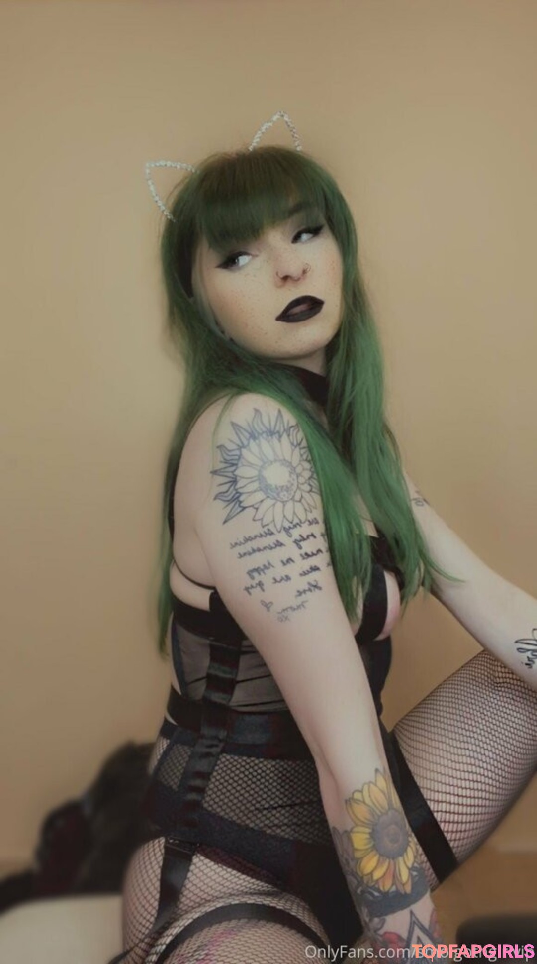 Photo nue de fuite OnlyFans de Smolgothgirlvip #34 Photo nue de fuite OnlyFans de Smolgothgirlvip #34