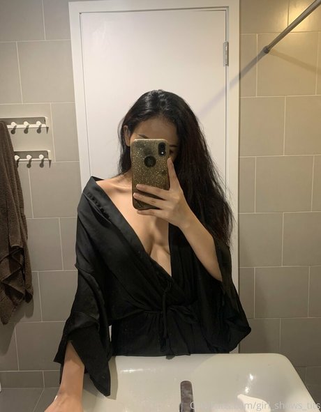 Girlshowstits