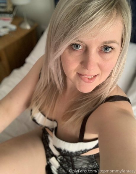 Photo nue de fuite OnlyFans de Stepmommyfantasy