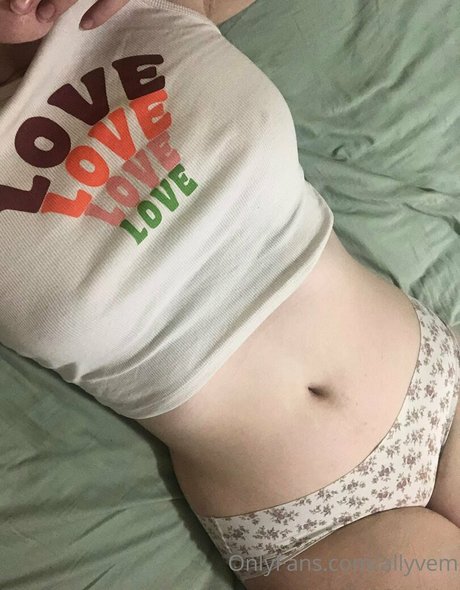 Photo nue de fuite OnlyFans de Allyvem