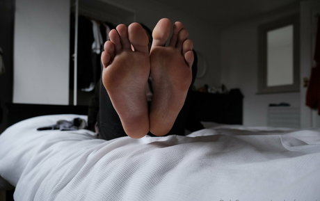 Male_feet_uk