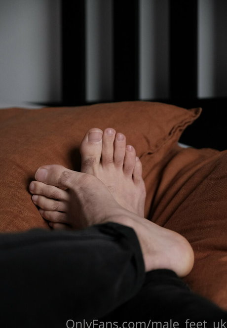 Male_feet_uk