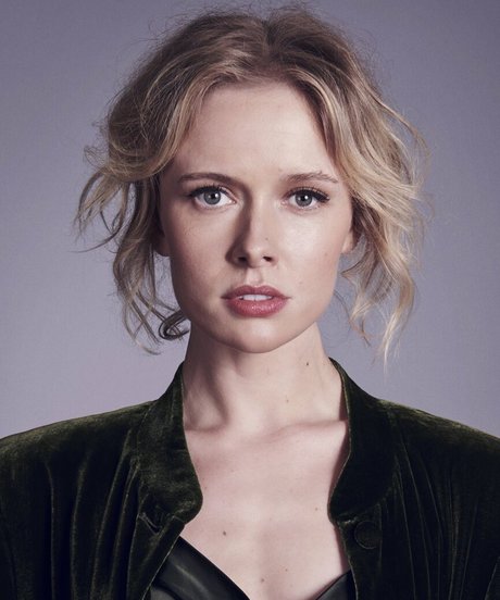 Amelia Eve