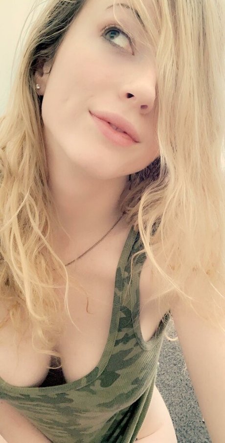 Photo nue de fuite OnlyFans de Snowdogmom