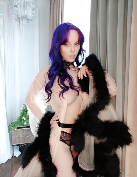 Helly Von Valentine
