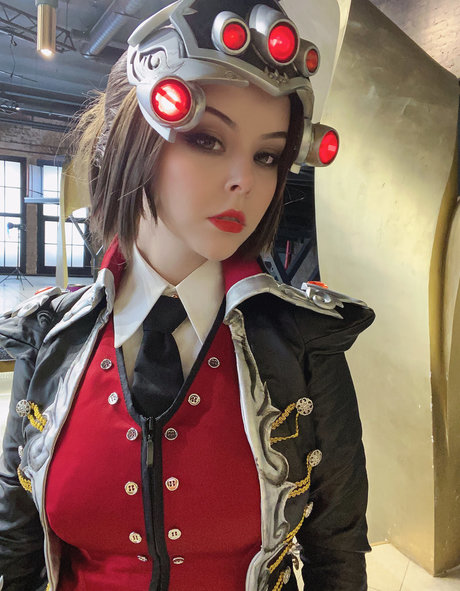 Helly Von Valentine