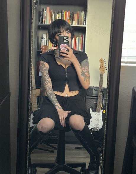 Photo nue de fuite OnlyFans de Redroomromance