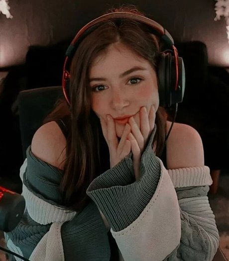 Chrissy Costanza