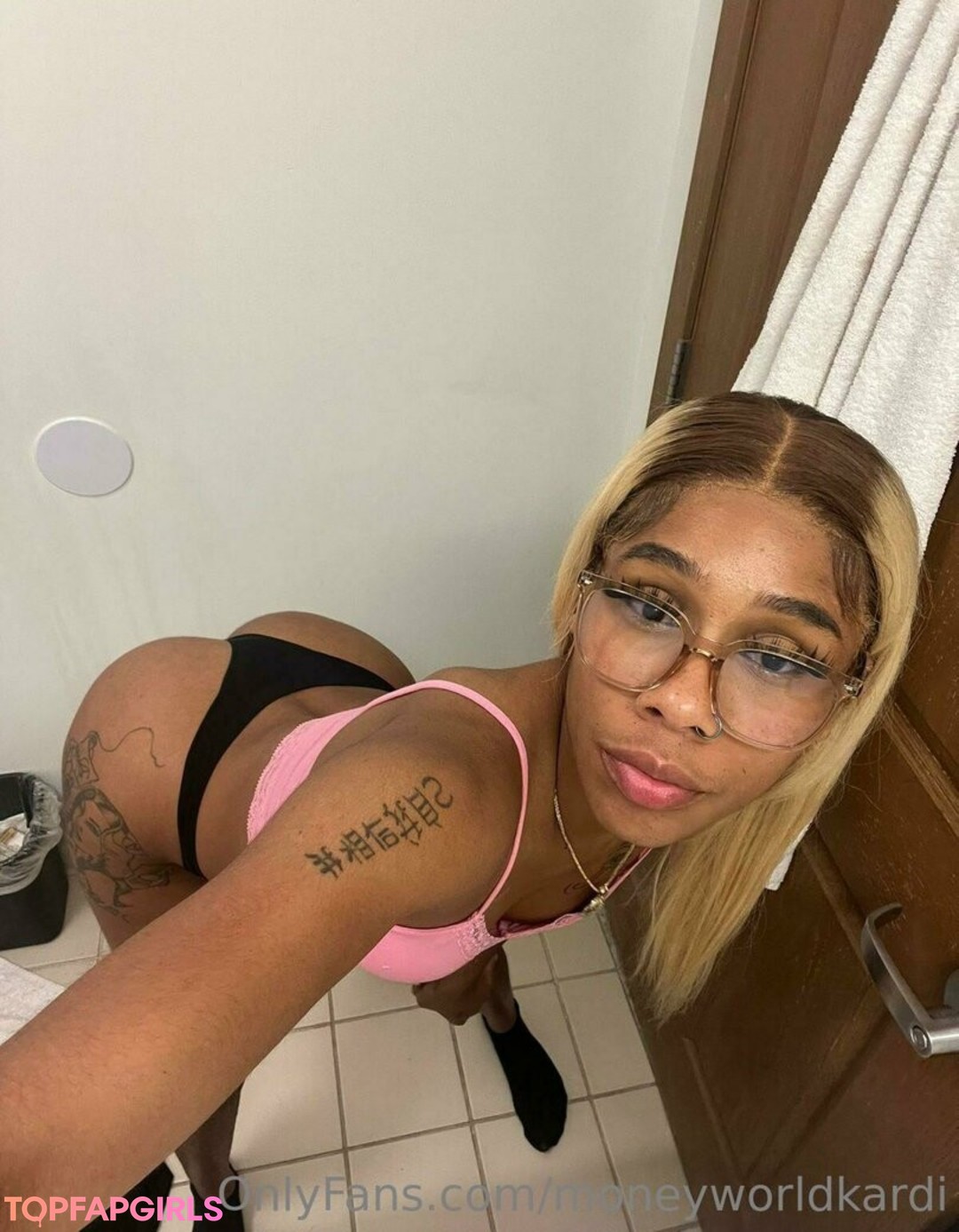 Photo nue de fuite OnlyFans de Moneyworldkardi #86 Photo nue de fuite OnlyFans de Moneyworldkardi #86