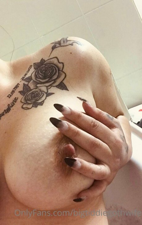 Photo nue de fuite OnlyFans de Bigtiddiegothwife