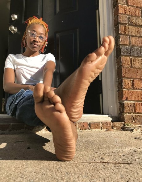 Littleebonyfeet