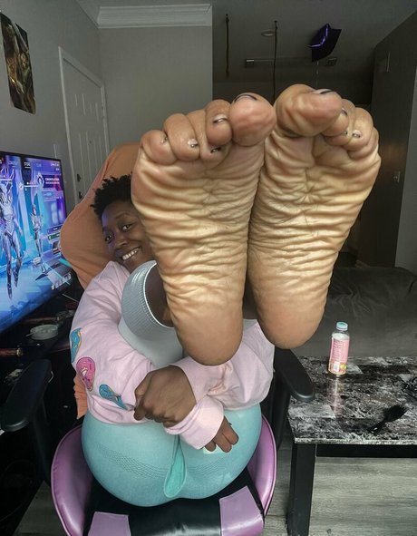 Littleebonyfeet
