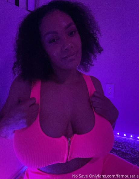 Photo nue de fuite OnlyFans de Famousaria