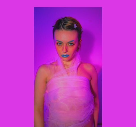 Girl On Cinema