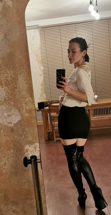 Miss Flora Femdom