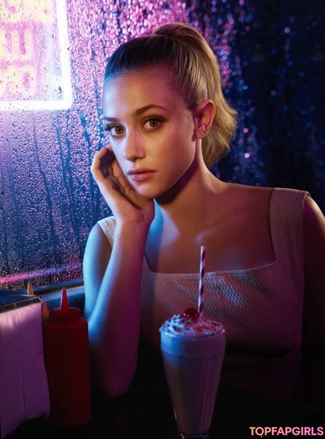 Photo nue de fuite OnlyFans de Lili Reinhart #175 Photo nue de fuite OnlyFans de Lili Reinhart #175