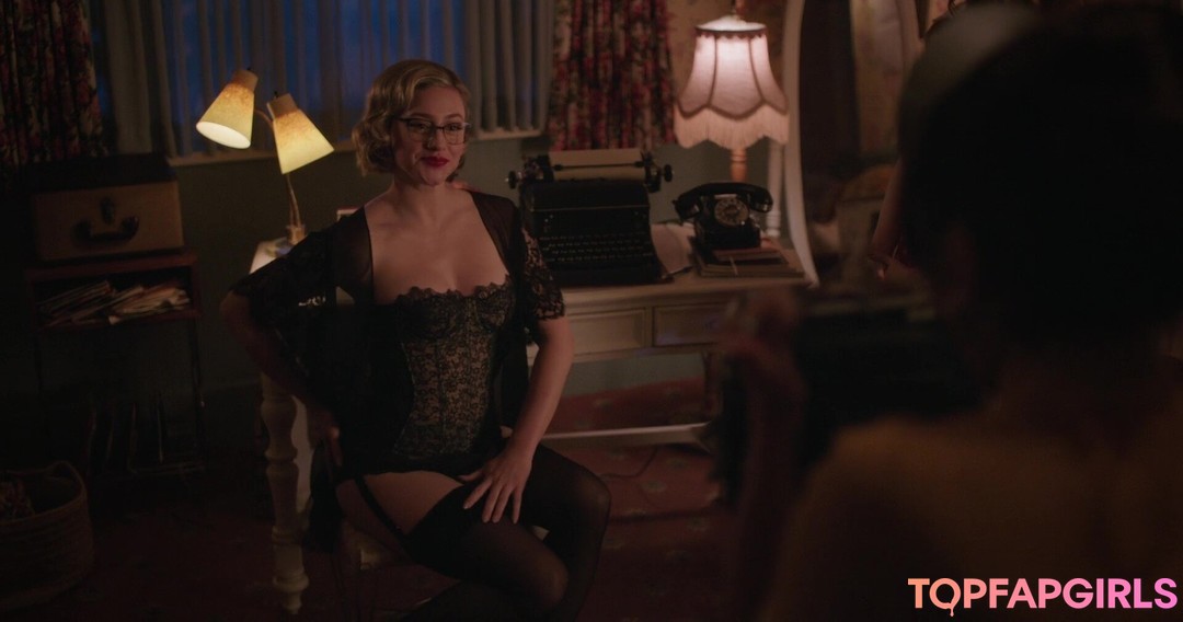 Photo nue de fuite OnlyFans de Lili Reinhart #222 Photo nue de fuite OnlyFans de Lili Reinhart #222