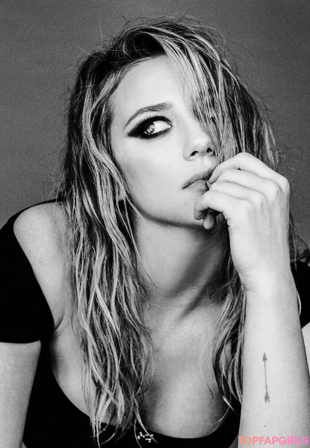 Photo nue de fuite OnlyFans de Lili Reinhart #70 Photo nue de fuite OnlyFans de Lili Reinhart #70