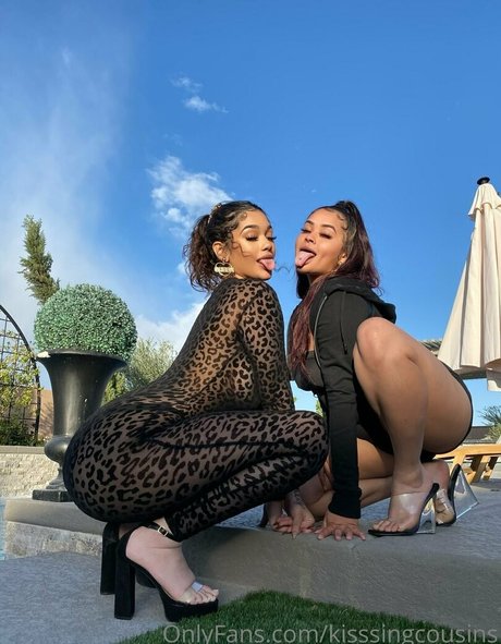 Photo nue de fuite OnlyFans de Kisssingcousins