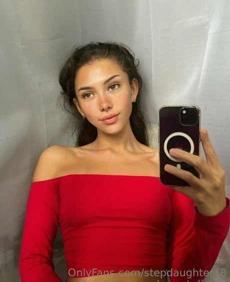 Photo nue de fuite OnlyFans de Stepdaughter18