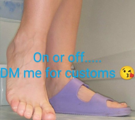 Anna_feet_crush_vore