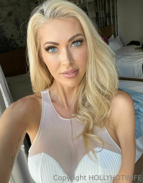 Hollyhotwife