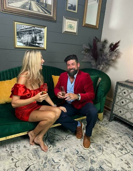 Hollyhotwife
