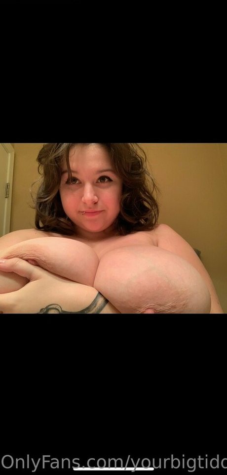 Photo nue de fuite OnlyFans de Yourbigtiddiedlamb