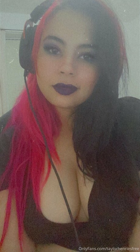 Photo nue de fuite OnlyFans de Taylorhenriesfree