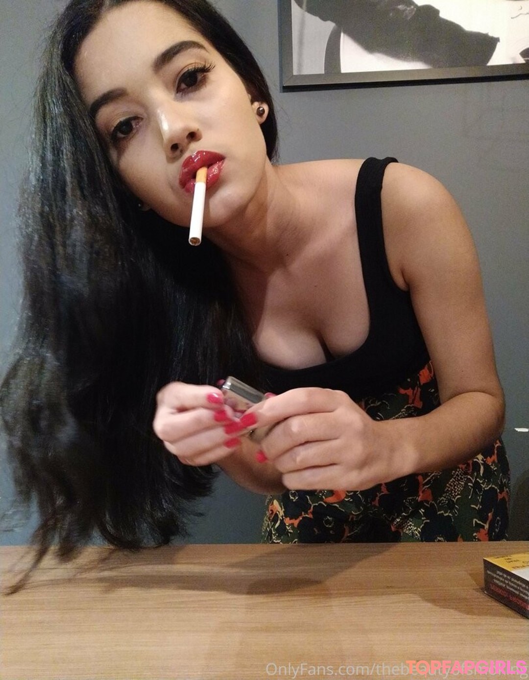 Photo nue de fuite OnlyFans de Thebeautyofsmoking #32 Photo nue de fuite OnlyFans de Thebeautyofsmoking #32