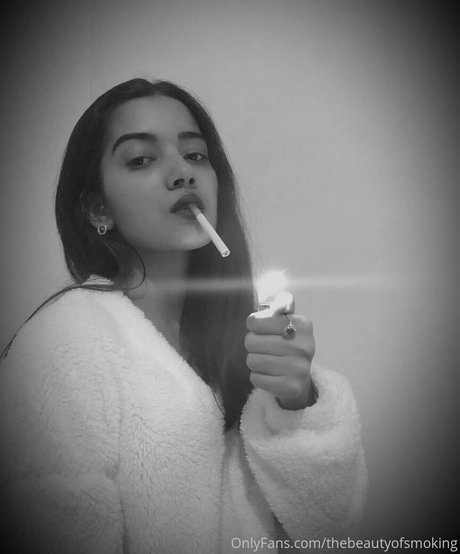 Photo nue de fuite OnlyFans de Thebeautyofsmoking