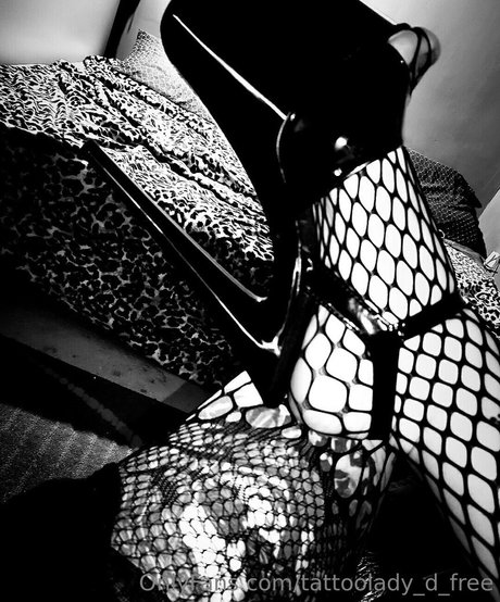 Photo nue de fuite OnlyFans de Tattooladydfree
