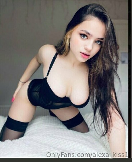 Alexa_kiss1